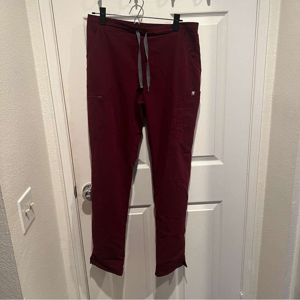 Figs Women’s Straight Leg Scrub Pants in Maroon. Size M Tall.
